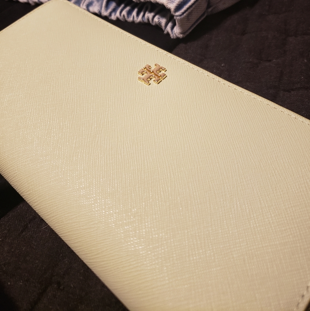 Beautiful Tory Burch Zip Wallet - Picture 8 of 10